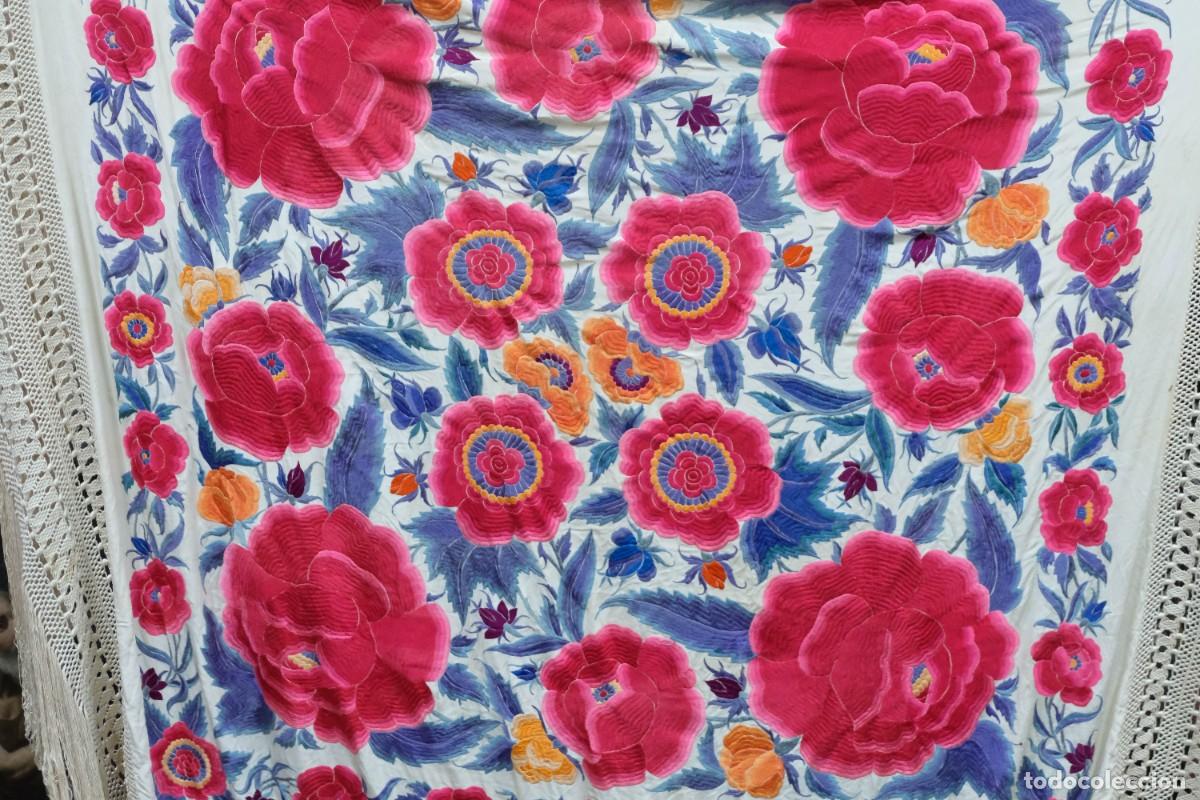 Antig&uuml;edades: Mant&oacute;n de Manila filipino en seda bordado a mano decoraci&oacute;n floral principios siglo XX