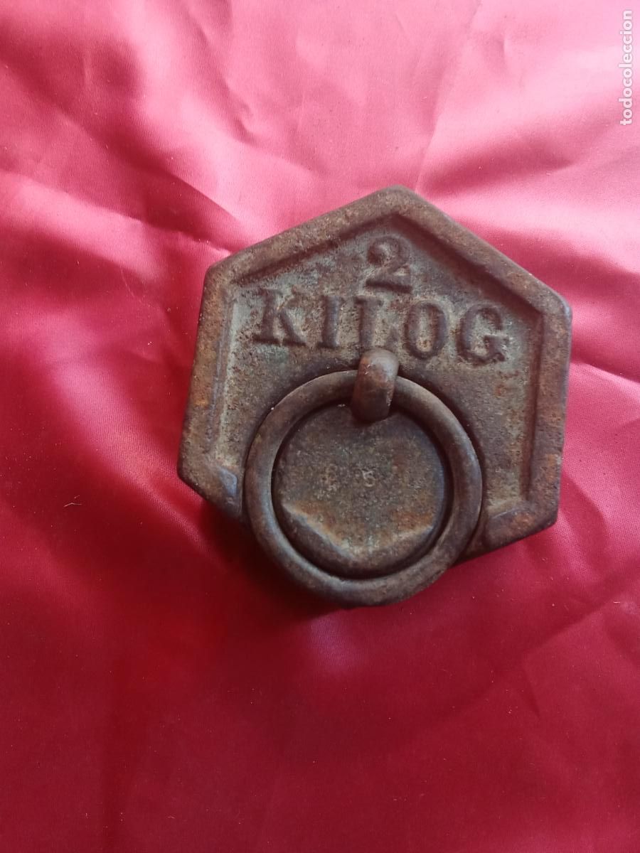 Antig&uuml;edades: Pesa antigua hexagonal de dos kilos. Caja Pesas