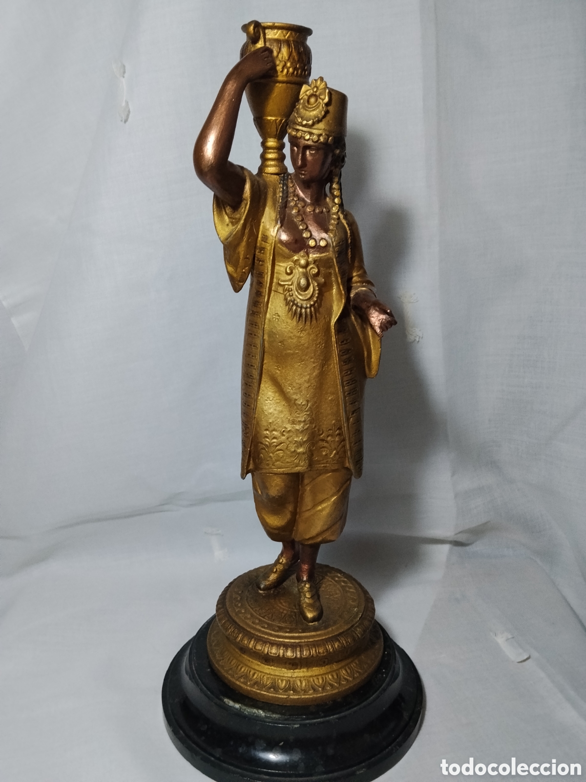Antig&uuml;edades: Base para quinqu&eacute;, calamina. Finales SXIX. Estilo orientalista. Odalisca