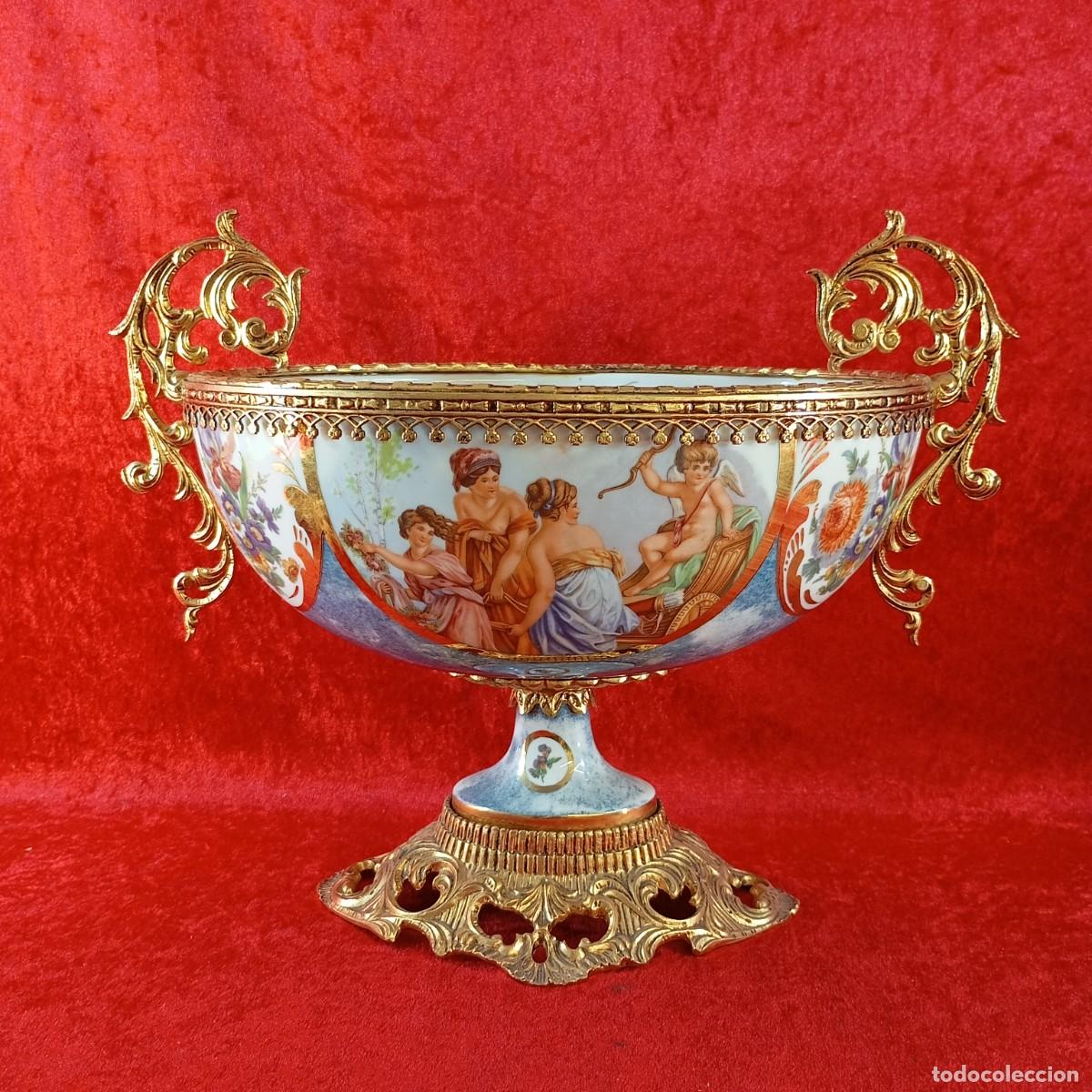 Antig&uuml;edades: GRAN CENTRO DE MESA OVALADO - DE PORCELANA PINTADA Y BRONCE DORADO - 30 X 38 X 23 CM