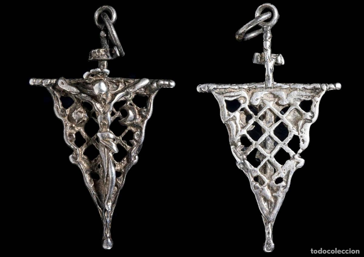 Antig&uuml;edades: Religious Silver Cross, XX centurie, 34x20 mm.