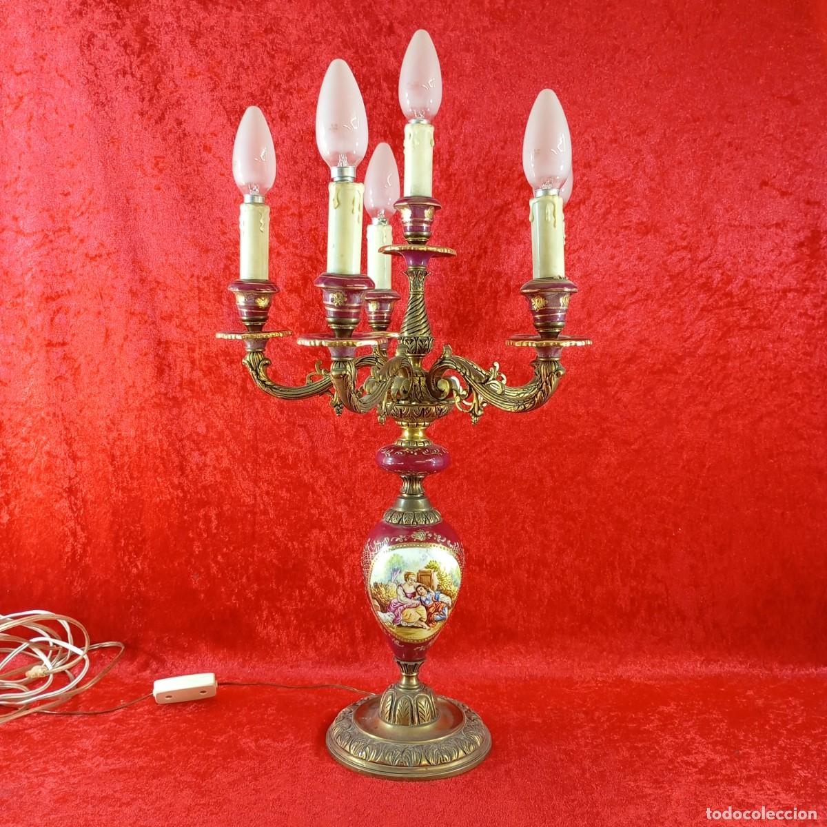 Antig&uuml;edades: ANTIGUA L&Aacute;MPARA DE SOBREMESA - SIGLO XX - PORCELANA POLICROMADA Y METAL DORADO - 59 X 31,5 CM