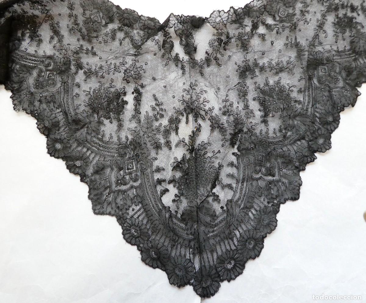 Antig&uuml;edades: ANTIGUA MANTILLA DE ENCAJE CHANTILLY S.XIX