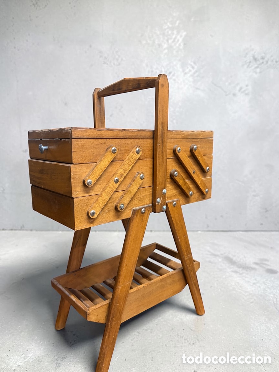 Antig&uuml;edades: Antiguo costurero de pie extensible - Foto 1