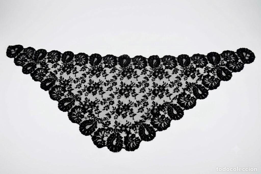Antig&uuml;edades: GRAN MANTILLA / VELO TRIANGULAR DE MISA EN TUL Y ENCAJE NEGRO (183 X 111 CM) - ROSTRILLO VIRGEN S. X