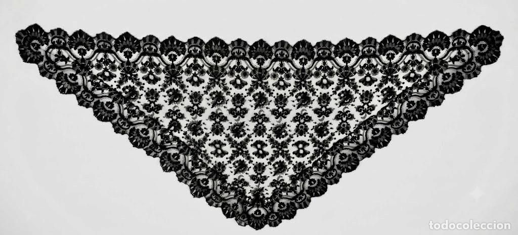 Antig&uuml;edades: GRAN MANTILLA / VELO TRIANGULAR DE MISA EN TUL Y ENCAJE NEGRO (154 X 108 CM) -ROSTRILLO VIRGEN S. XX
