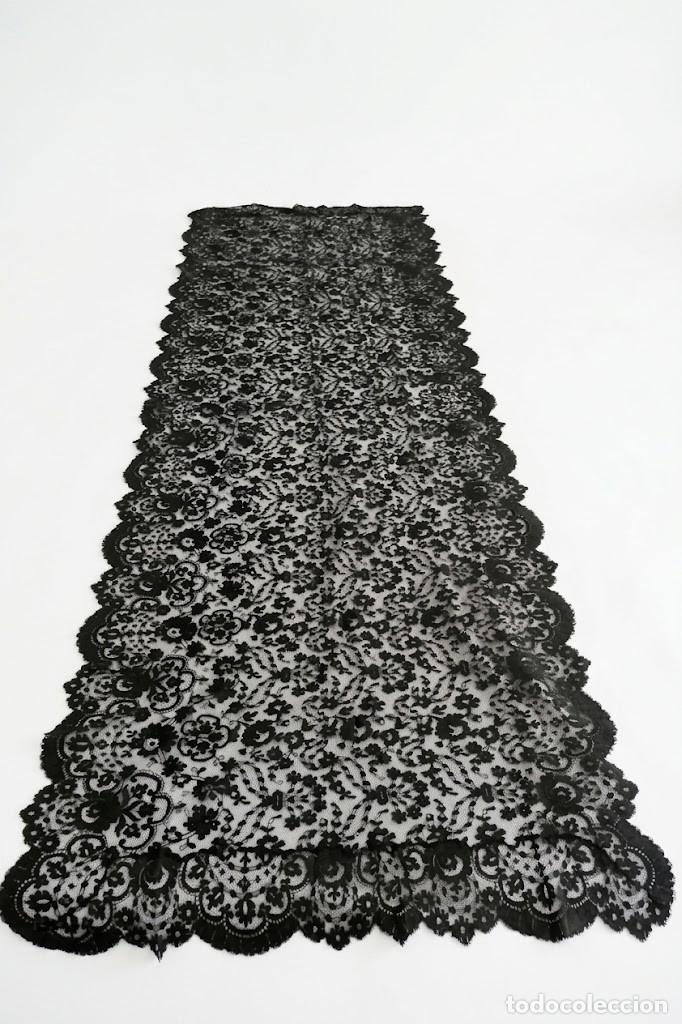 Antig&uuml;edades: GRAN VELO / PA&Ntilde;O RECTANGULAR DE MISA EN TUL Y ENCAJE FLORAL NEGRO (76 X 197 CM) - S. XX - CHAL
