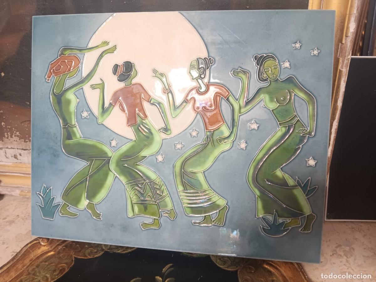 Antig&uuml;edades: cuadro decorativo de cer&aacute;mica o vidrio presenta un dise&ntilde;o de estilo &eacute;tnico con figuras femeninas bai