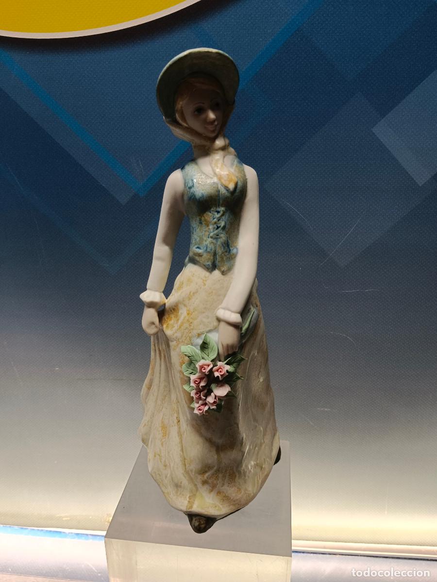 Antig&uuml;edades: figura porcelana levantina mujer con ramo de rosas 26 cm