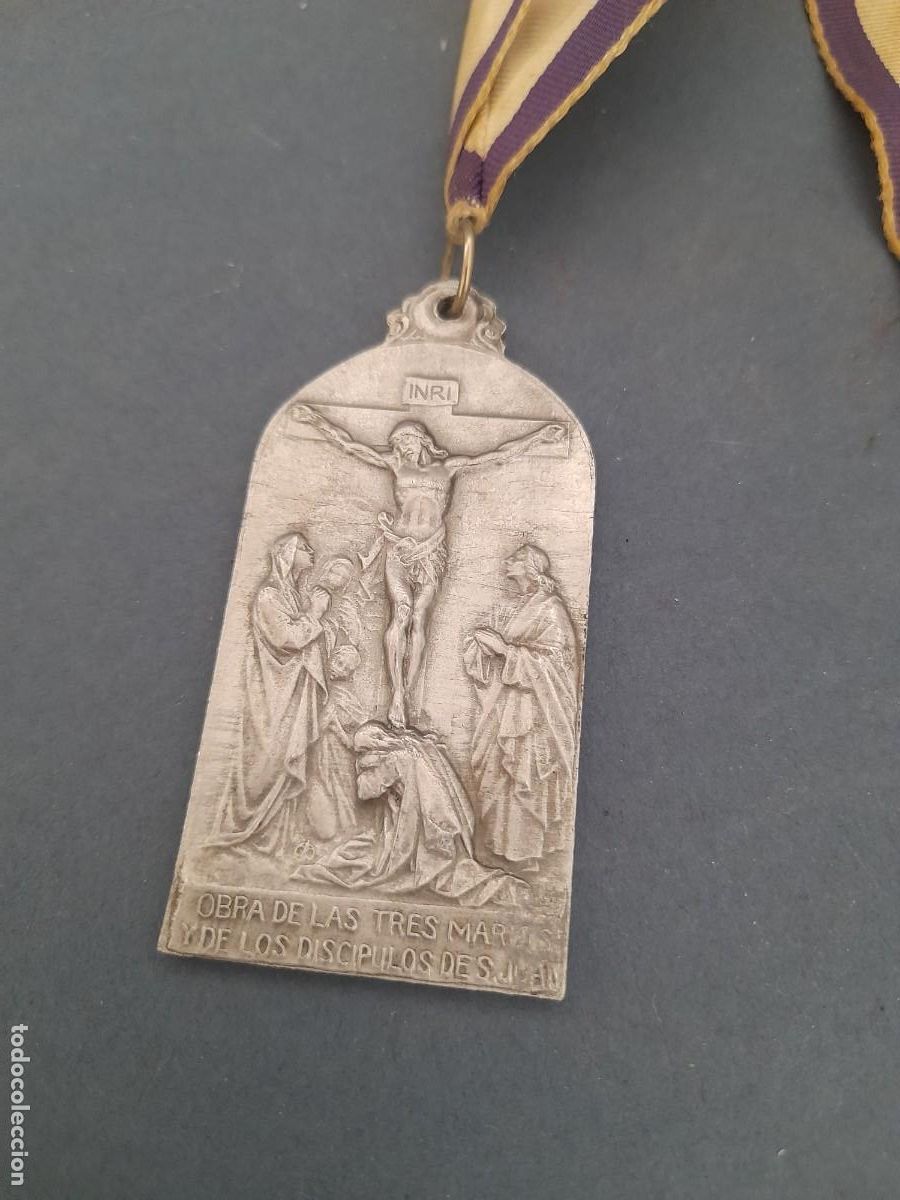 Antig&uuml;edades: medalla religiosa, obra de las 3 marias. aluminio 6x3cm aprox