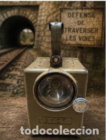 Antig&uuml;edades: Linterna ferroviaria SNCF original Francia Mod&egrave;le D&eacute;pos&eacute; 43.466 &ndash; 17.03.1944 con pila SAFT MAZDA