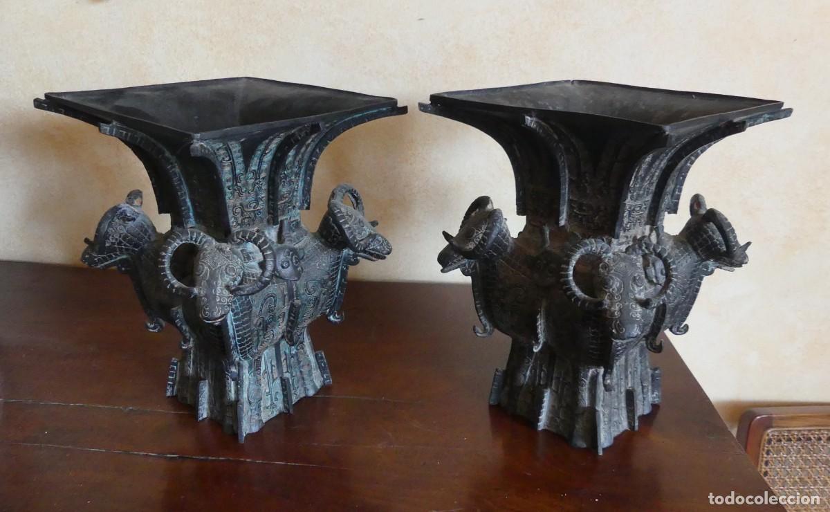 Antig&uuml;edades: DOS ANTIGUOS JARRONES CEREMONIALES CHINOS DE BRONCE ( SOLO RECOGIDA )