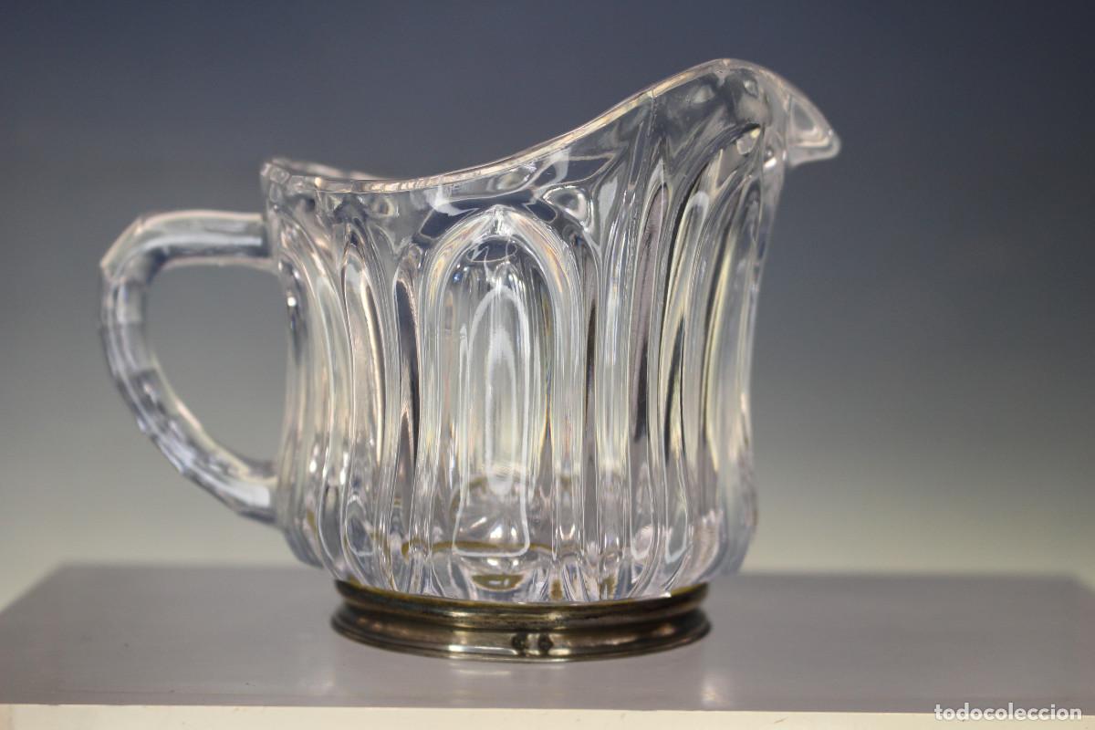 Antig&uuml;edades: Peque&ntilde;a jarra de cristal con base de plata. Contrastes.