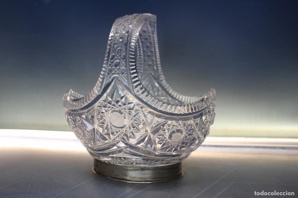 Antig&uuml;edades: Cesta de cristal de plomo tallado y base de plata. Bohemia.