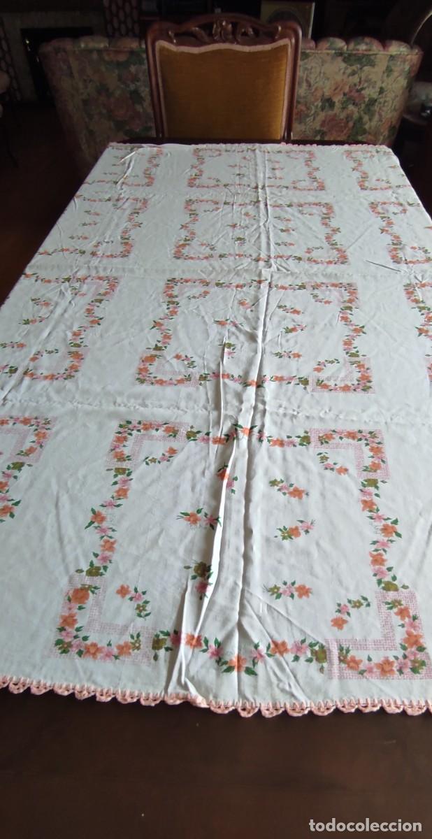 Antig&uuml;edades: MANTEL VINTAGE FLORAL IMPRESO CON REMATE DE GANCHILLO / CROCHET HECHO A MANO. &ndash; 156 x 135 cm