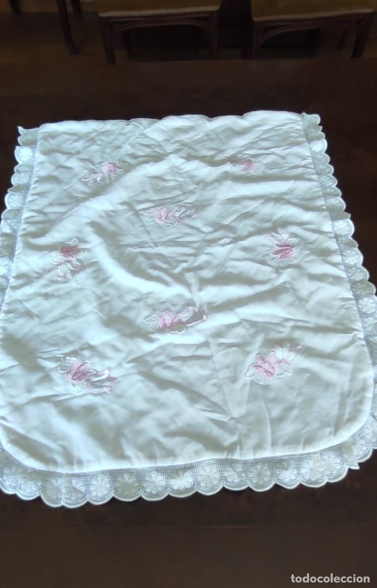 Antig&uuml;edades: COLCHITA ACOLCHADADE BEBE VINTAGE PARA COCHECITO / CUNA &ndash; BORDADO FLORAL Y ENCAJE FESTONEADO &ndash; 60 x