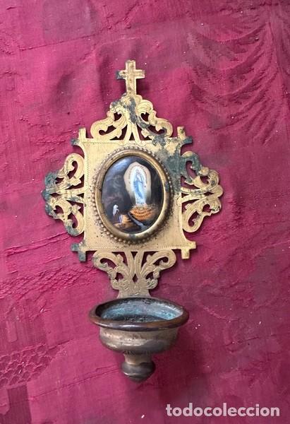 Antig&uuml;edades: BENDITERA DE METAL LABRADO, CON IMAGEN DE LA VIRGEN DE LOURDES PINTADA SOBRE PORCELANA