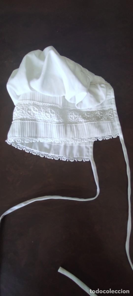 Antig&uuml;edades: CAPOTA / GORRITO DE BEB&Eacute; VINTAGE PARA BAUTIZO O CRISTIANAR &ndash; TELA BLANCA CON JARETAS Y ENCAJE