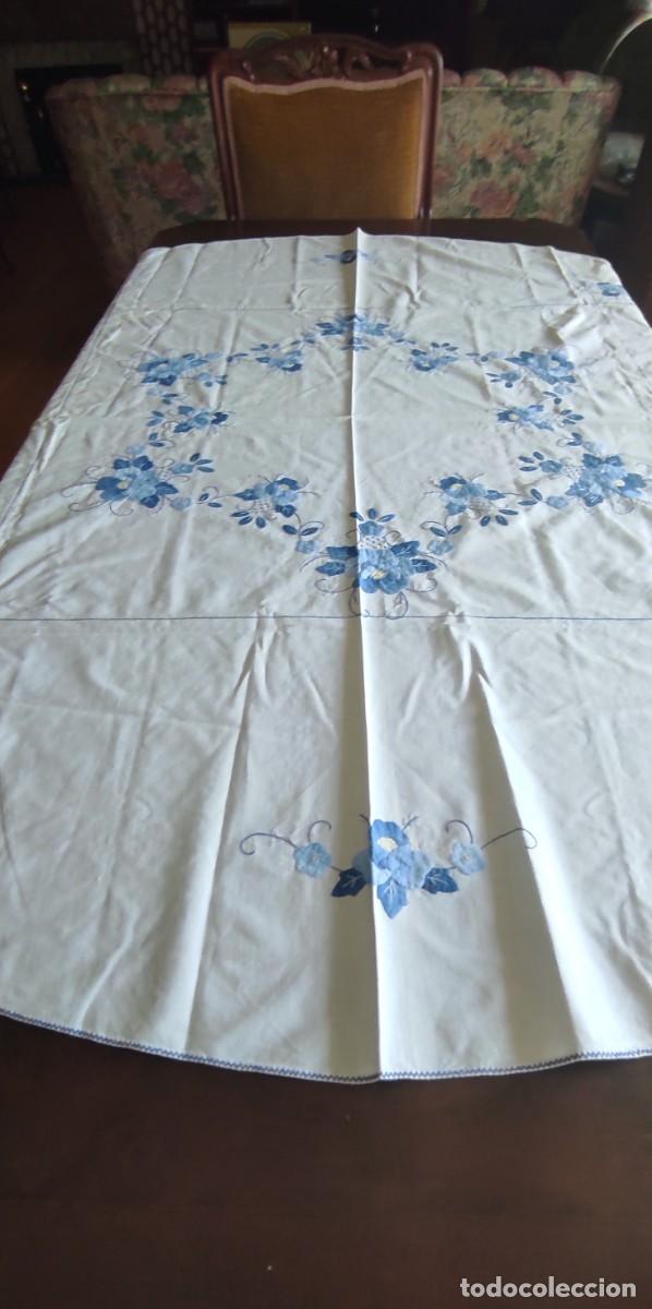 Antig&uuml;edades: MANTEL REDONDO VINTAGE BORDADO CON APLIQUES FLORALES AZULES &ndash; &Oslash; 155 cm &ndash; AJUAR TRADICIONAL.