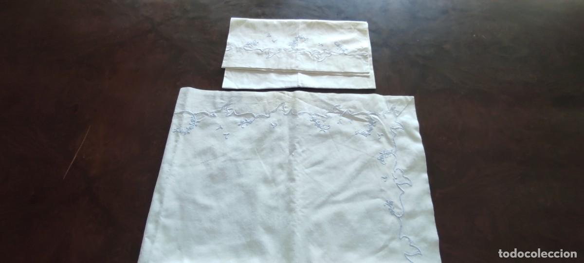 Antig&uuml;edades: JUEGO DE CAMA CUNA / IINFANTIL VINTAGE &ndash; SABANA (132x90) Y FUNDA (65x32) &ndash; BORDADO AZUL AJUAR