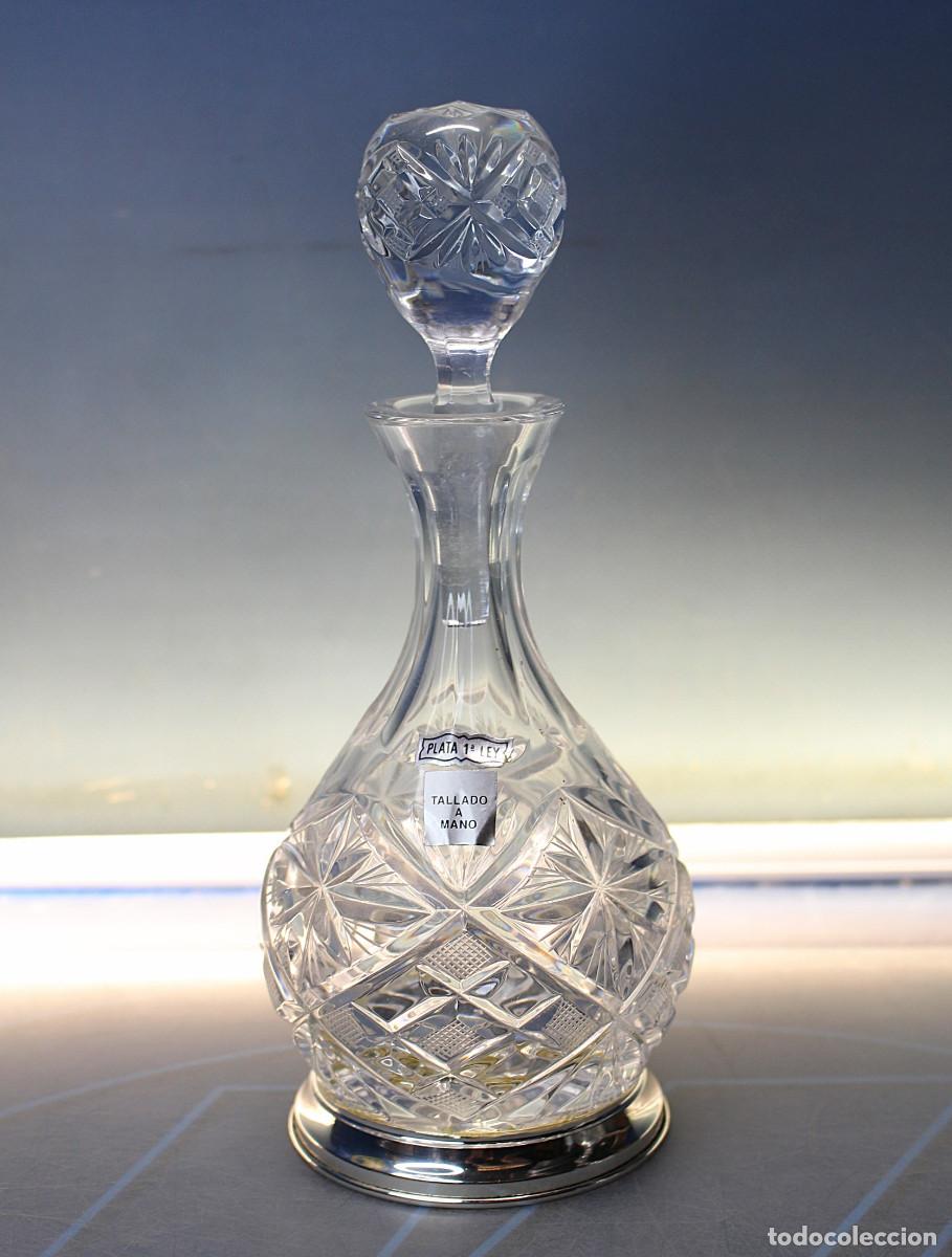 Antig&uuml;edades: Botella, decantador, licorera cristal tallado y plata.
