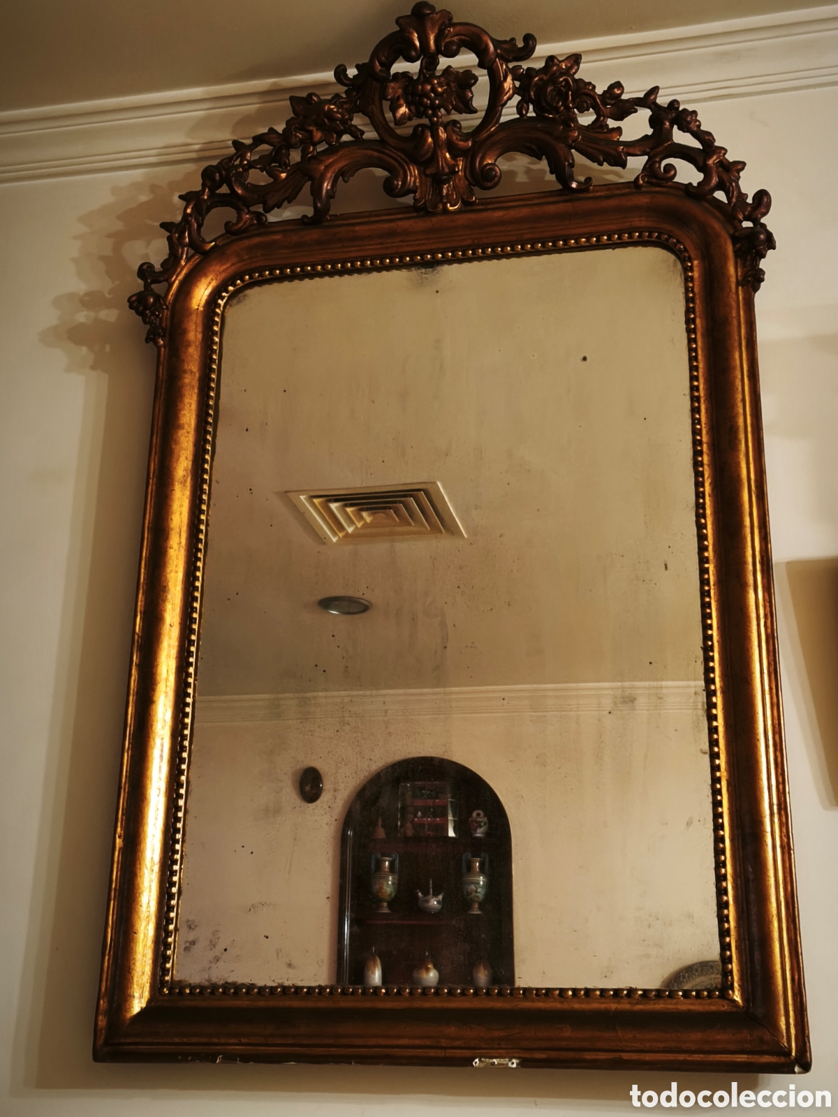 Antig&uuml;edades: Gran espejo antiguo dorado de estilo isabelino con copete floral &ndash; 150 &times; 90 cm