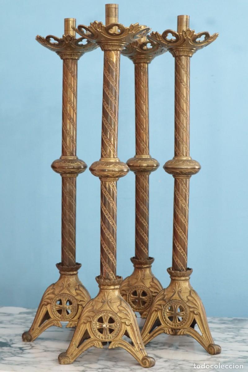 Antig&uuml;edades: Cuatro voluminosos candeleros neog&oacute;ticos elaborados en bronce dorado. Miden 65 cm de altura.