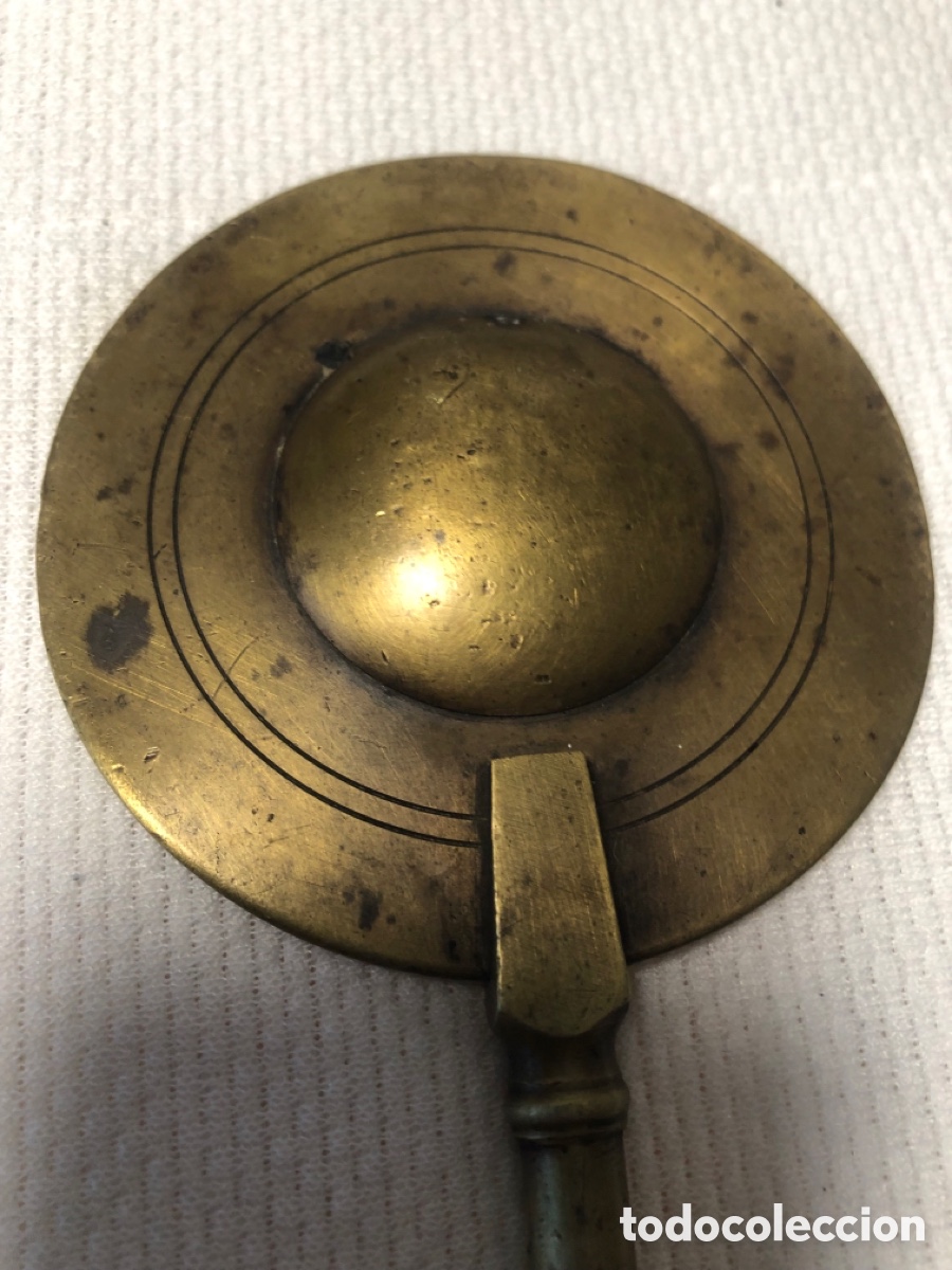 Antig&uuml;edades: Badila de bronce antigua con sello de fundici&oacute;n
