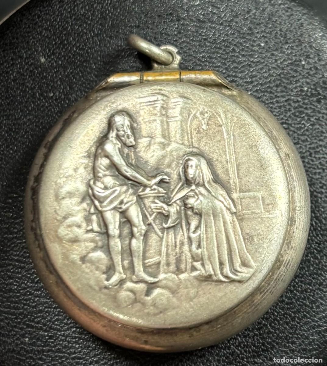 Antig&uuml;edades: Colgante relicario del tercer centenario de Santa Teresa de Jes&uacute;s 1882 en metal plateado