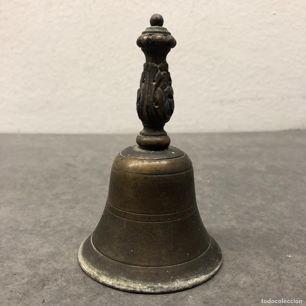 Antig&uuml;edades: ANTIGUA CAMPANA DE MANO - DE BRONCE O LAT&Oacute;N - MANGO DECORATIVO - 11,5 X 7 CM