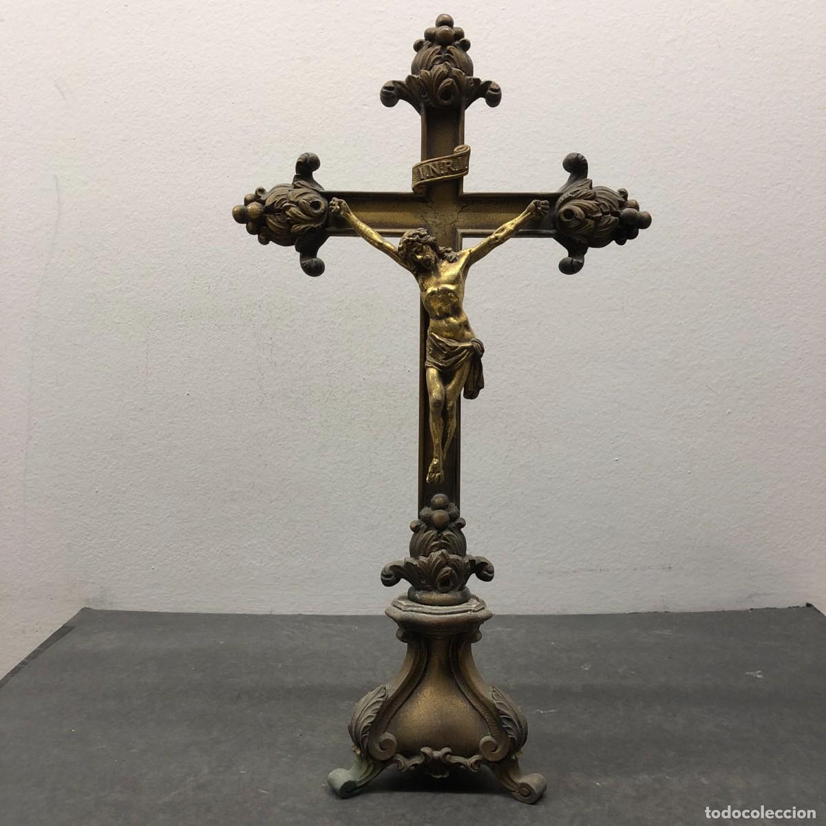 Antig&uuml;edades: ANTIGUO CRUCIFIJO - DE METAL DORADO O LAT&Oacute;N - CRUZ DE ALTAR - VINTAGE - 51 X 28 X 12 CM