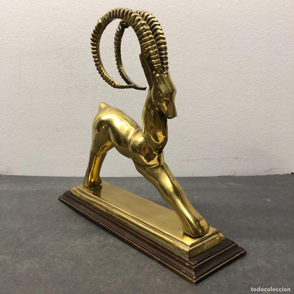 Antig&uuml;edades: ESCULTURA EN FORMA DE ANT&Iacute;LOPE - DE LAT&Oacute;N MACIZO O SIMILAR - SOBRE BASE DE MADERA -33,5 X 37 X 11 CM