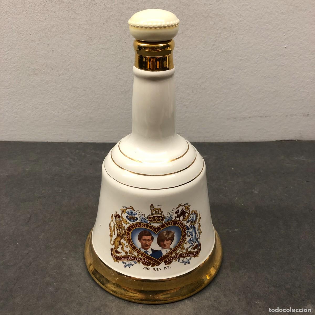Antig&uuml;edades: DECANTADOR CONMEMORATIVO DE PORCELANA - BELL'S SCOTCH WHISKY - CHARLES & DIANA - 25 X 15 CM