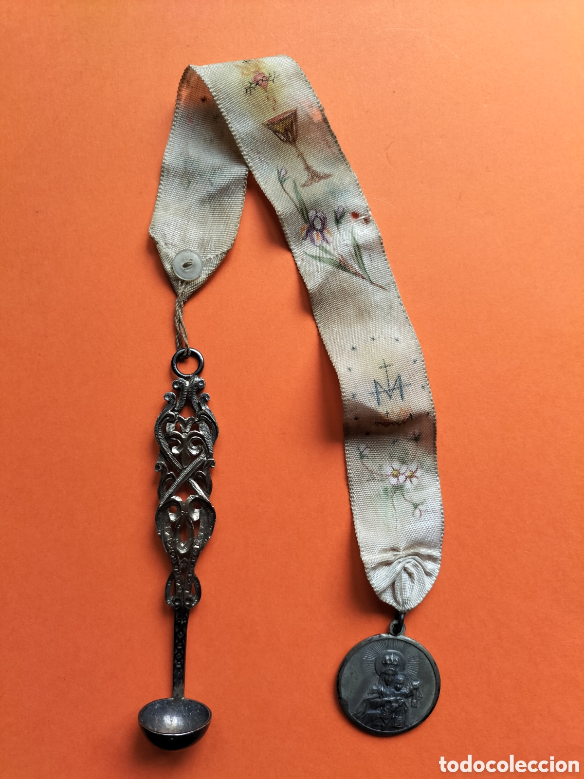 Antig&uuml;edades: Antigua Cucharilla para Incienso de Plata con cinta y Medalla.