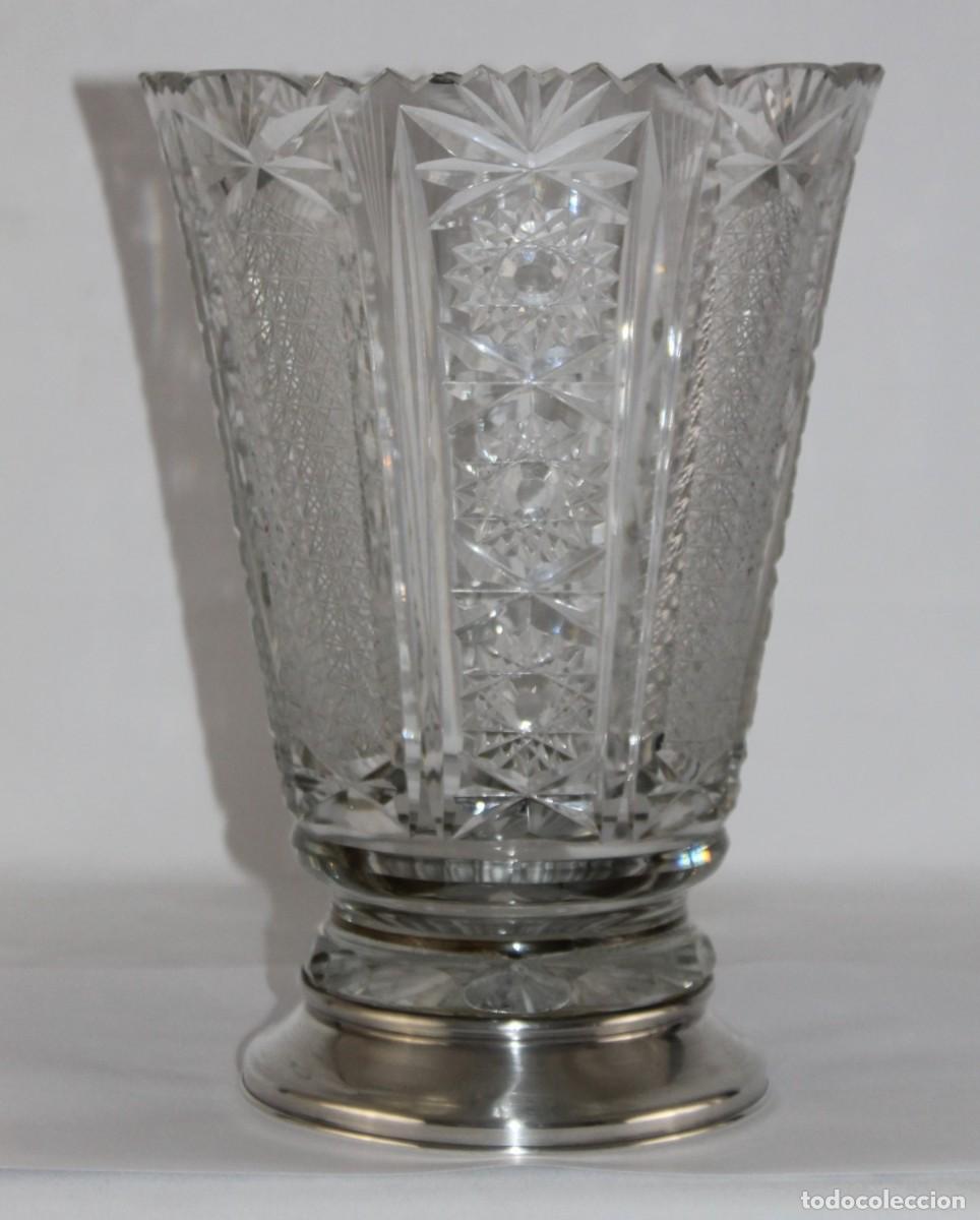 Antig&uuml;edades: Jarr&oacute;n, centro de mesa de cristal tallado con pie de plata. Siglo XX