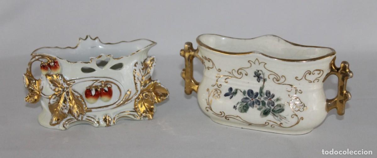 Antig&uuml;edades: Pareja de maceteros antiguos de porcelana. Decoraci&oacute;n floral y frutal. Siglo XX