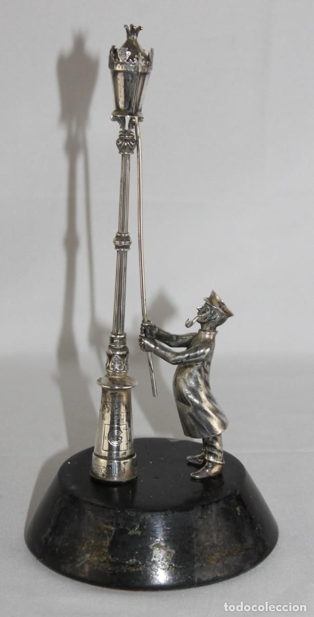 Antig&uuml;edades: Escultura del farolero de Gas Natural. Plata de ley 925 y base de m&aacute;rmol
