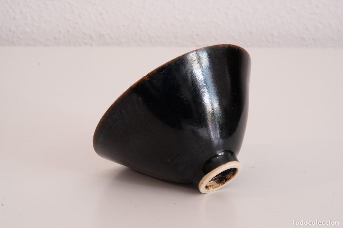 Antiguidades: Taza / Cuenco &rdquo;sombrero de paja&rdquo; de esmalte negro, horno Ding (Song, 960-1127 d. C.)
