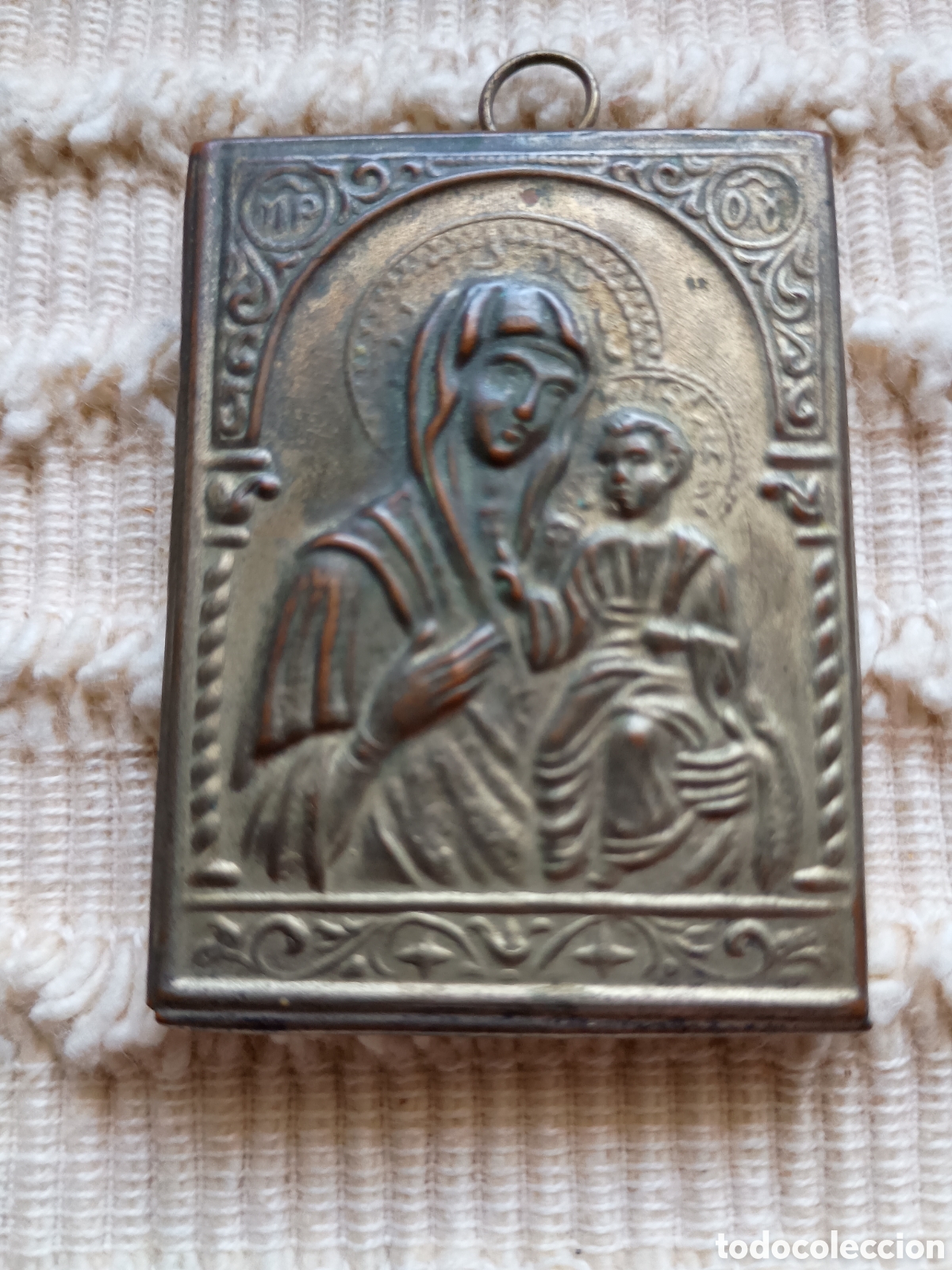 Antiques: Peque&ntilde;o Icono de viaje, Virgen con ni&ntilde;o en metal repujado muy antiguo