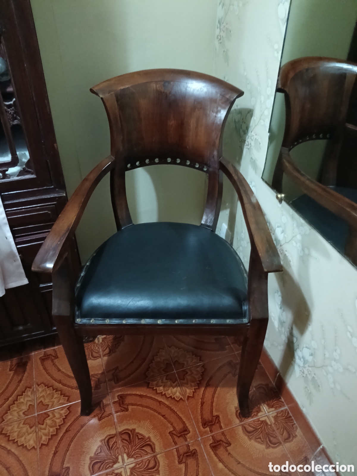 Antig&uuml;edades: Sill&oacute;n de piel y madera, resto exposici&oacute;n tienda.