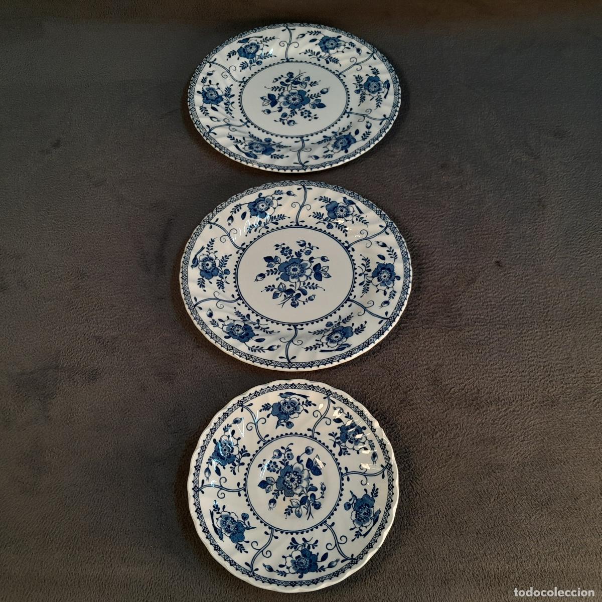 Antig&uuml;edades: LOTE DE 3 PLATOS DE LOZA CON DECORACI&Oacute;N FLORAL EN AZUN Y BLANCO.JOHNSON BROTHERS. MEDIADOS S.XX