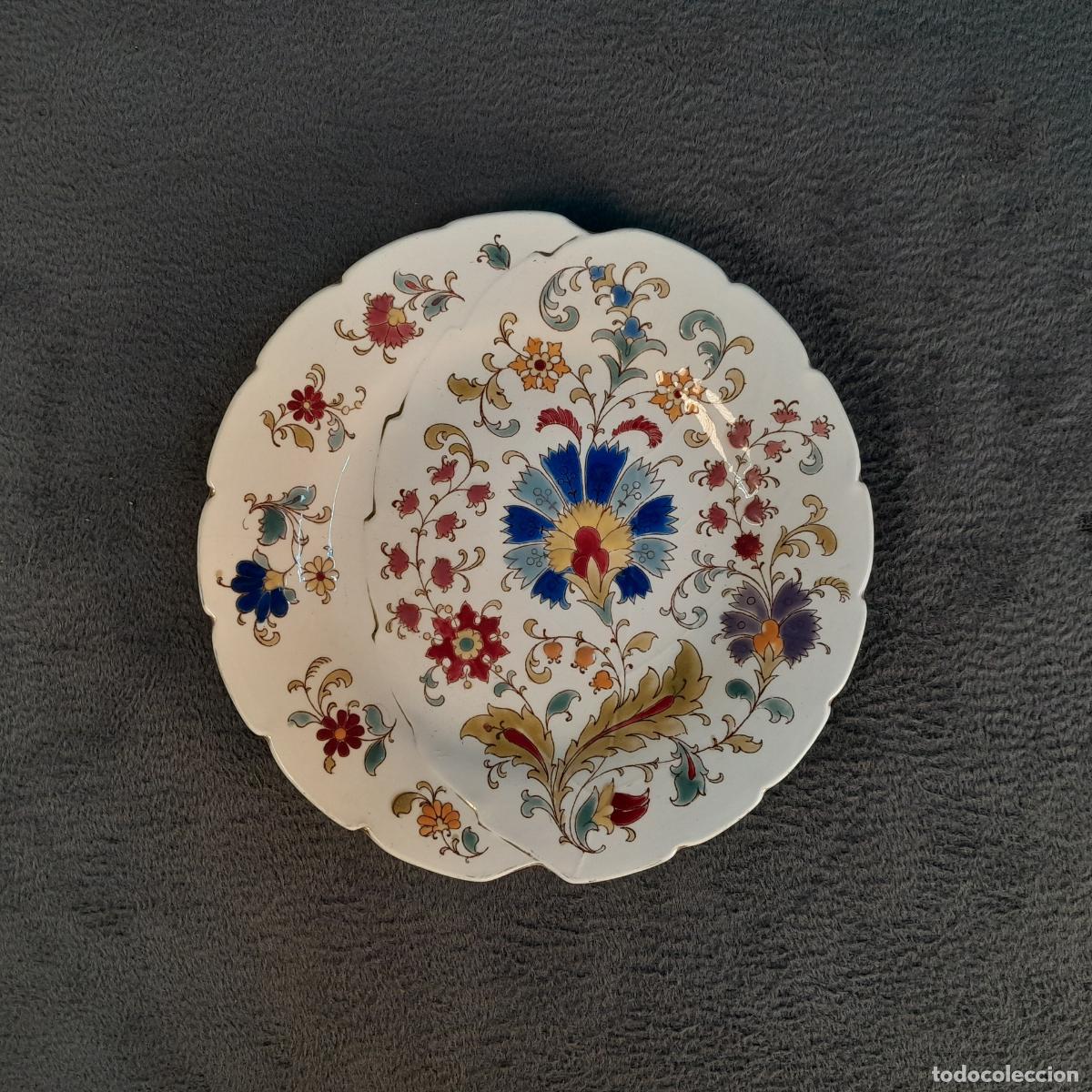 Antig&uuml;edades: PLATO DE PORCELANA DECORADO CON MOTIVOS FLORALES. SIGLO XX
