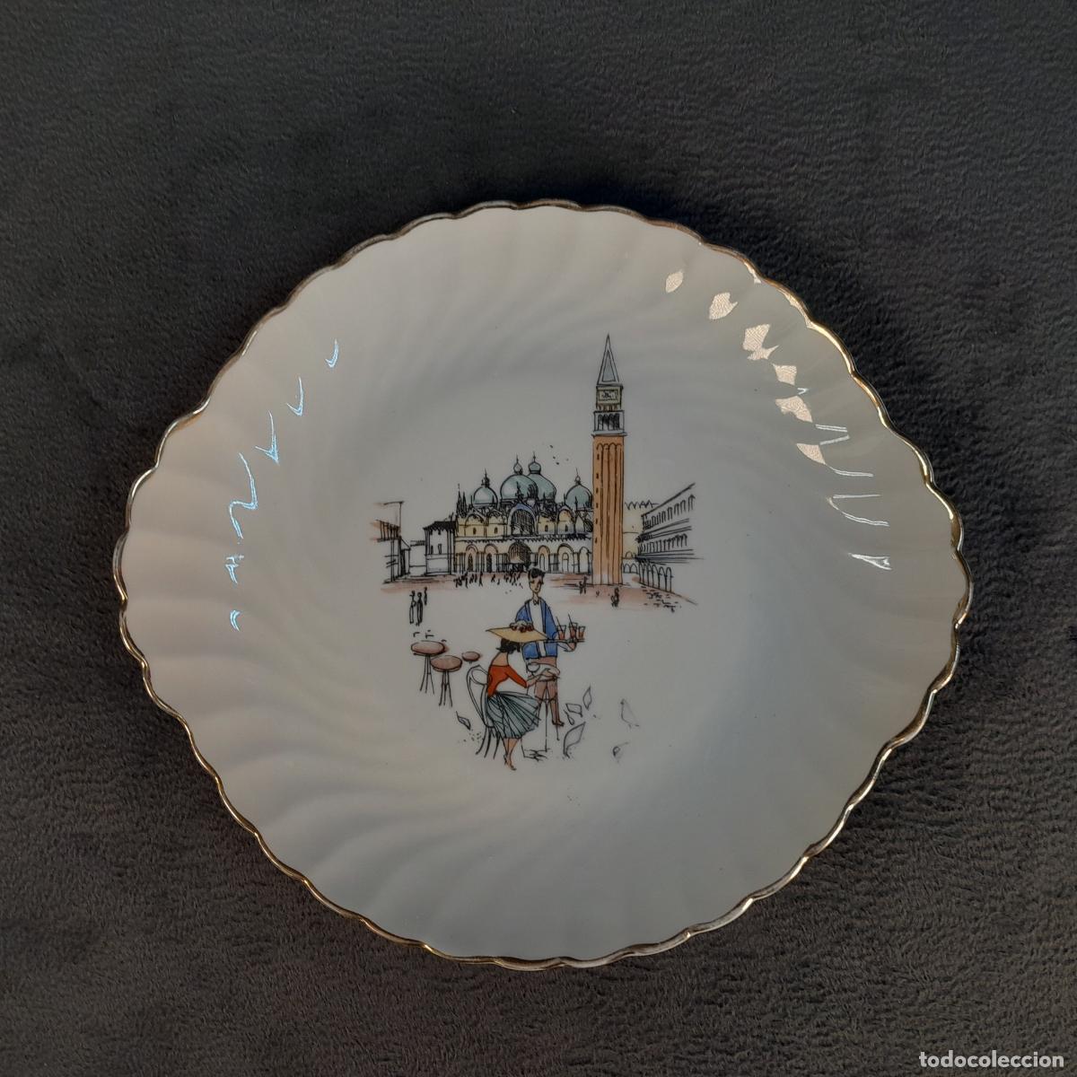Antig&uuml;edades: PLATO DECORATIVO ESCENA VENECIANA CON BORDE LOBULADO Y DORADO. SIGLO XX