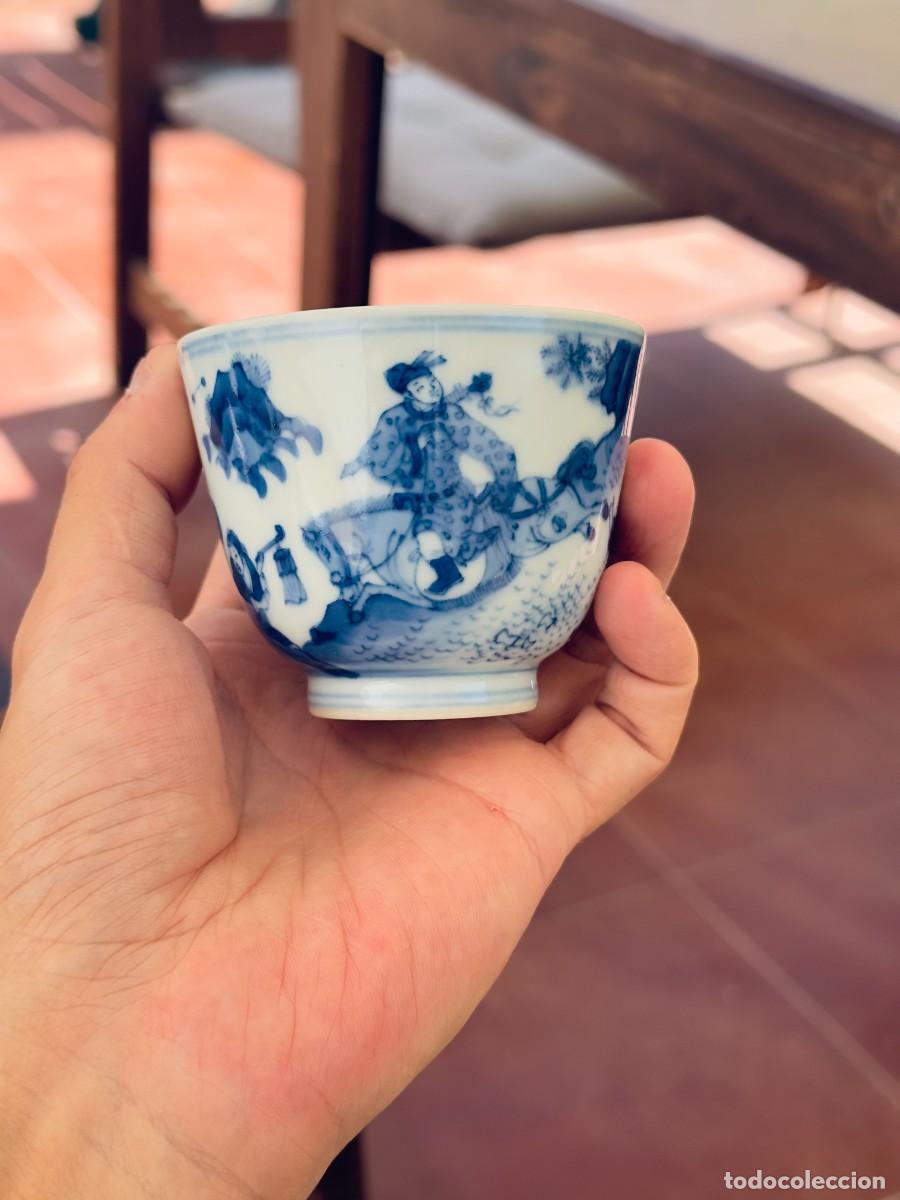 Antig&uuml;edades: Taza azul y blanca con figuras, per&iacute;odo Kangxi (1684-1722)