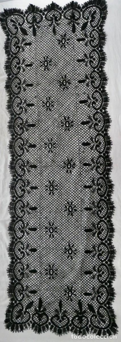 Antig&uuml;edades: ANTIGUO PA&Ntilde;O / VELO RECTANGULAR EN GUIP&Uacute;R NEGRO Y MALLA ESTRELLADA (51 X 152 CM) - VIRGEN S. XX