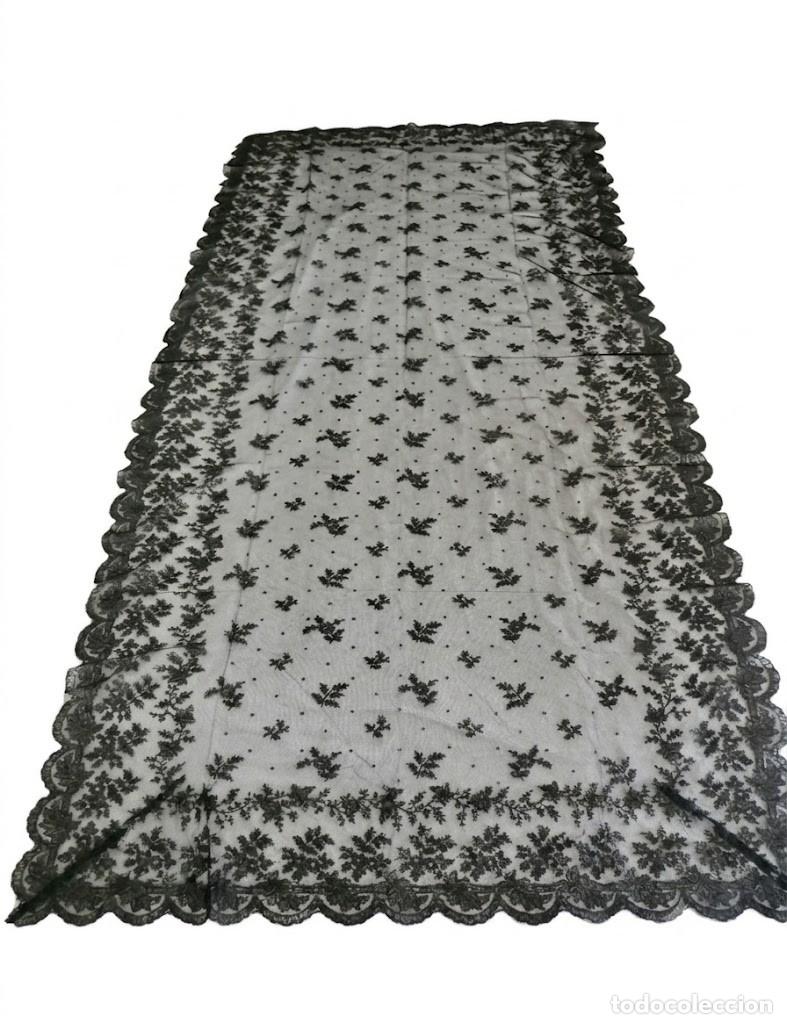 Antig&uuml;edades: GRAN MANTILLA / PA&Ntilde;O RECTANGULAR DE MISA EN TUL Y ENCAJE FLORAL NEGRO (207 X 94 CM) - VIRGEN S. XX