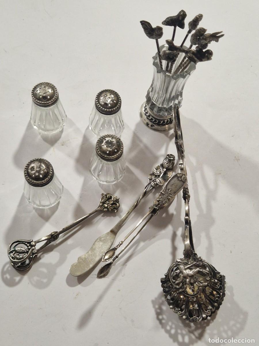 Antig&uuml;edades: Lote de plata de ley con sus contrastes: palillero, saleros y utensilios de mesa.