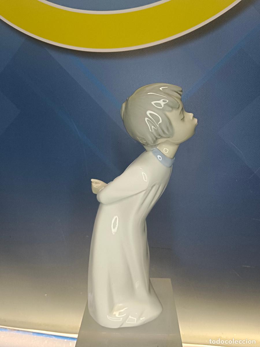 Antig&uuml;edades: Figura porcelana espa&ntilde;ola monaguillo ni&ntilde;o mirando 24 cm.