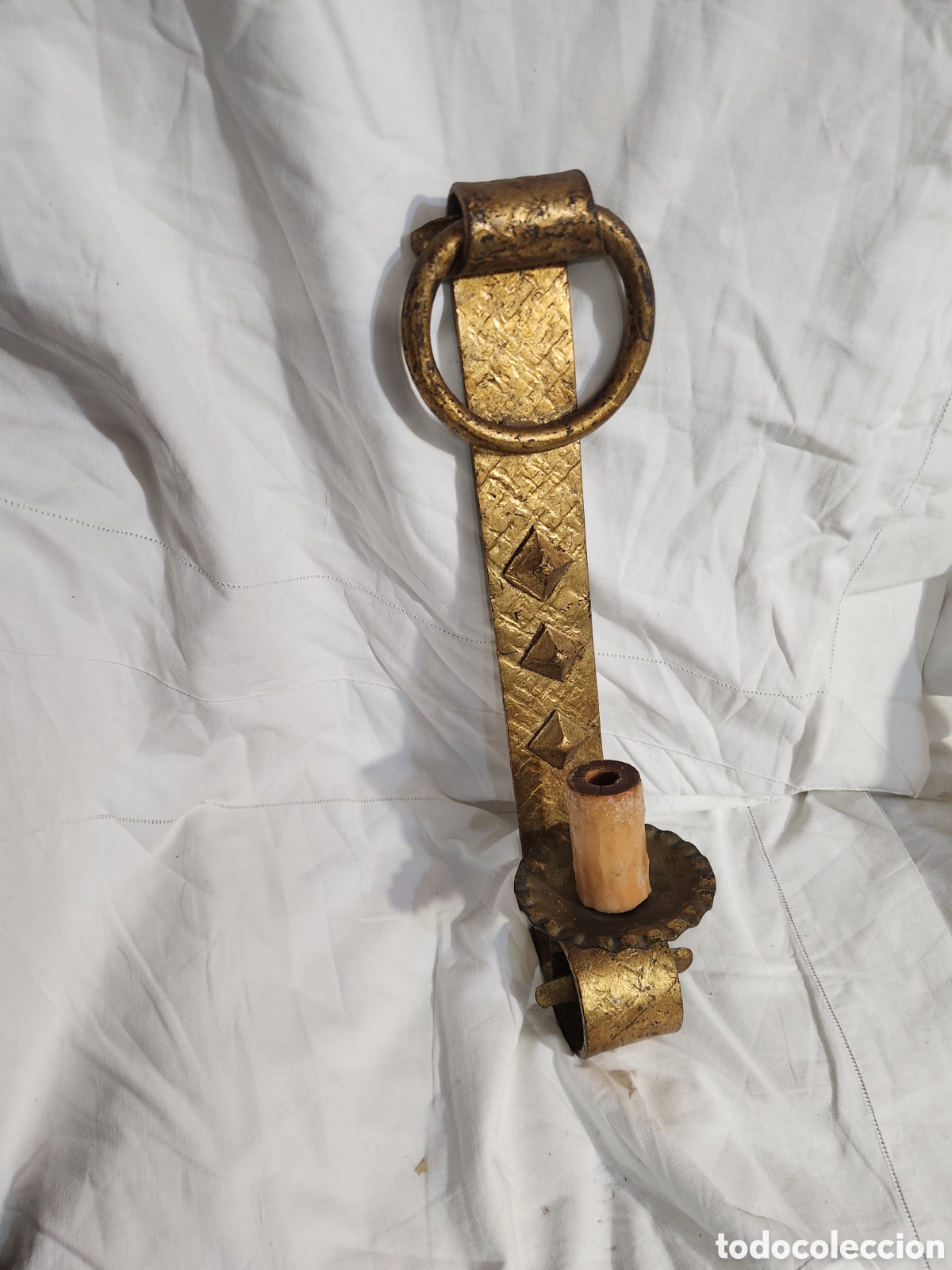 Antig&uuml;edades: ANTIGUO APLIQUE PORTAVELAS DE FORJA DORADO.