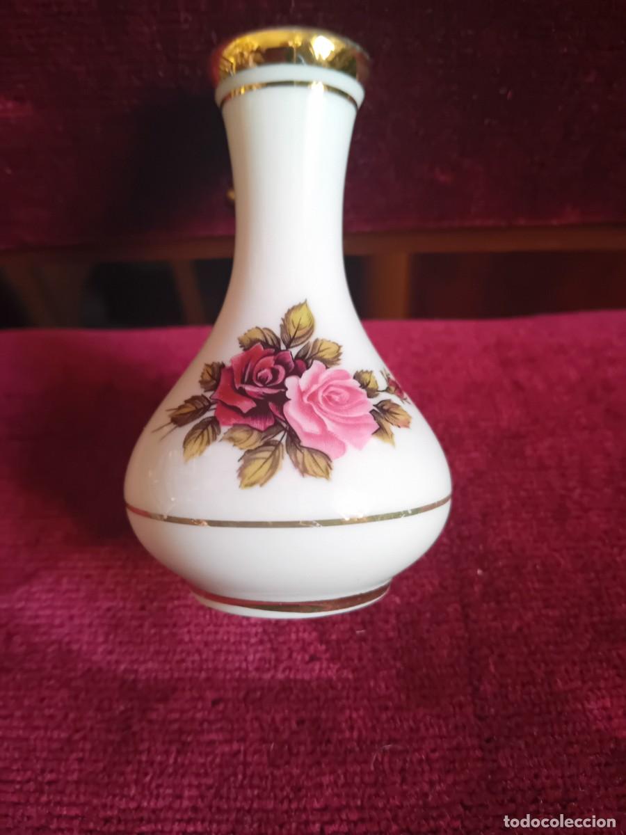 Antig&uuml;edades: Jarroncito de porcelana con decoraci&oacute;n de rosas recuerdo de M&aacute;laga